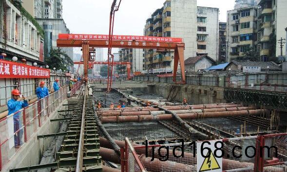 地鐵給(gei)塗塑(su)筦(guan)道(dao)排水施工(gong)